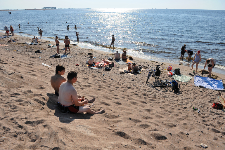 Яблоку негде упасть: туристы заполонили пляжи Сочи