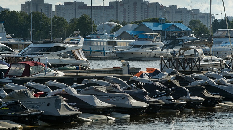 В Петербурге хотят ввести штрафы до 300 тысяч за катание на гидроциклах 