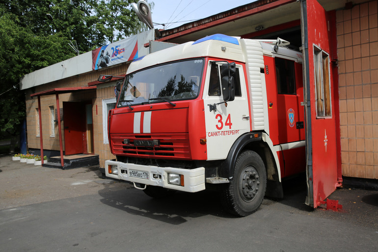 На Витебском проспекте 40 спасателей тушат пожар в производственном здании