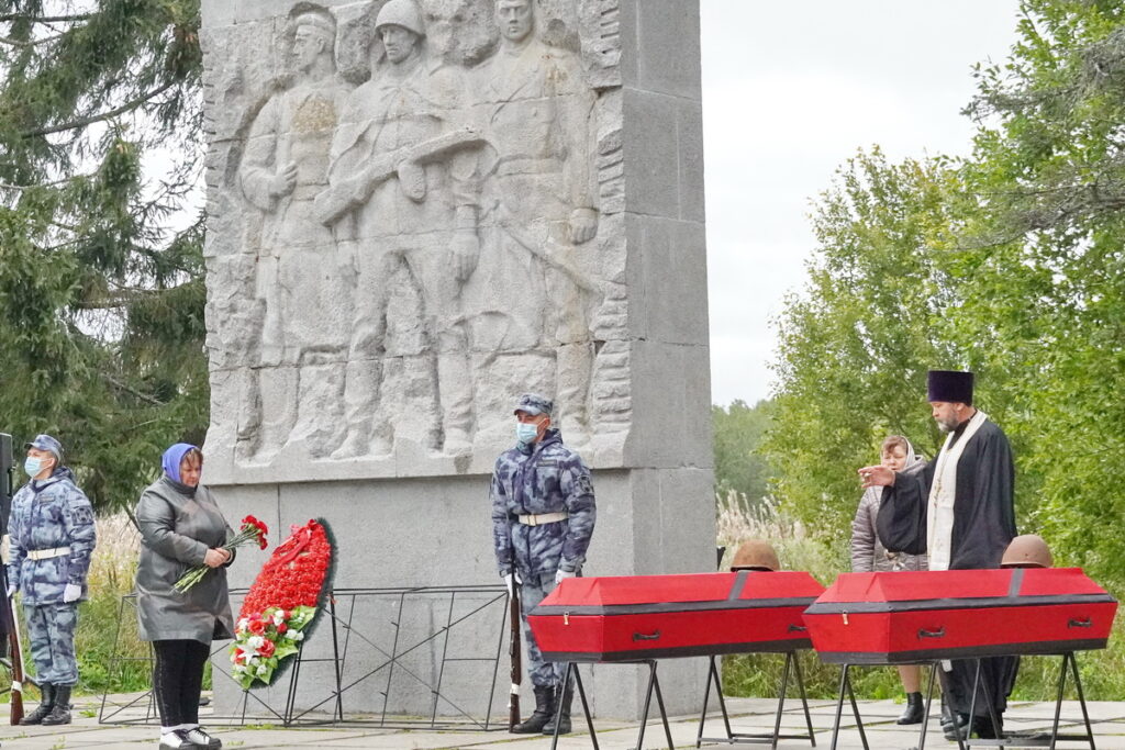 В деревнях Порошкино и Лопухинка захоронили останки красноармейцев и погибших в годы войны детей