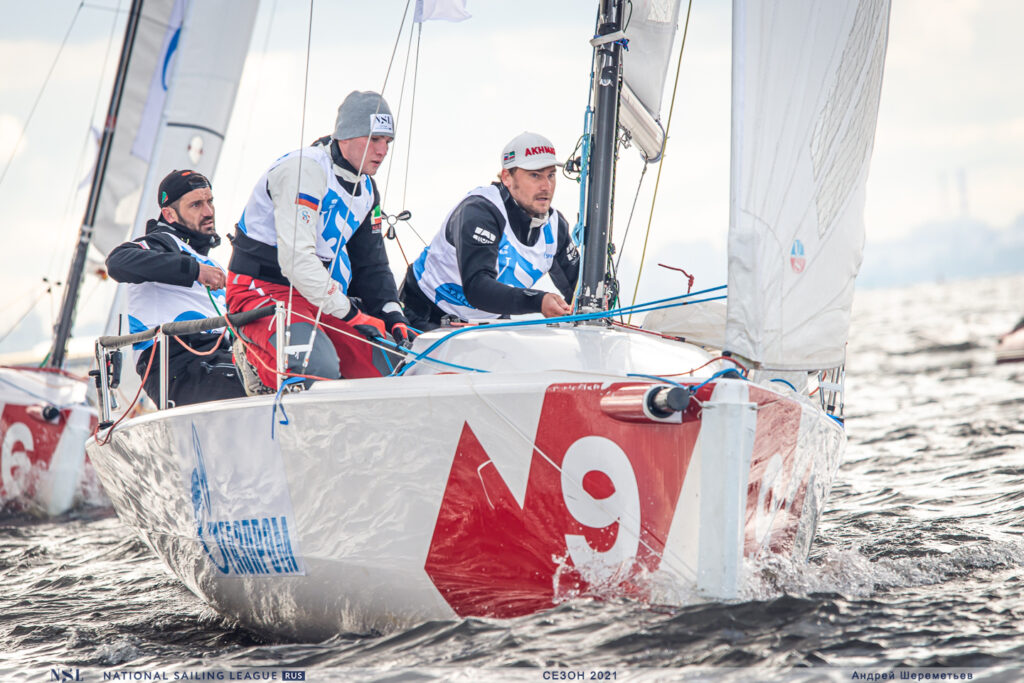 Спорт в котором состязаются яхтсмены. Гонщик на паруснике. Парусный спорт СПБ. Велосипедные соревнования 2021 СПБ.