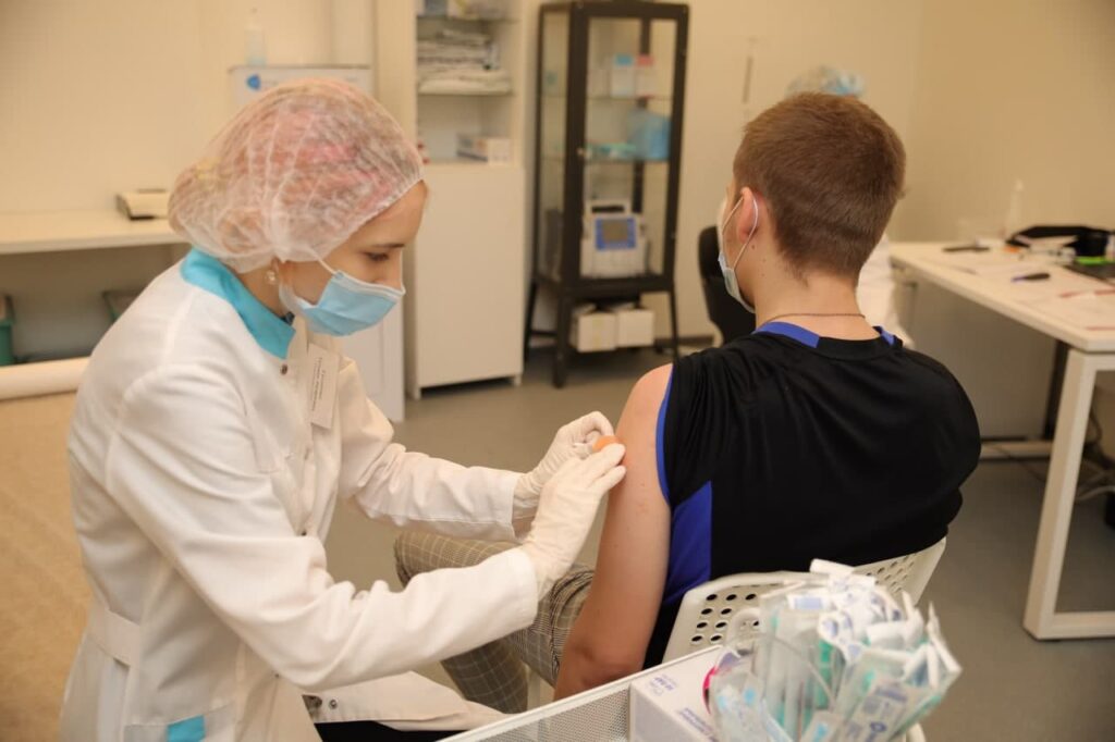 Локдаун не убедил петербуржцев активнее вакцинироваться от коронавируса: темпы сократились в два раза
