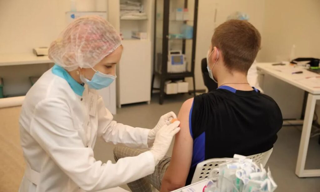 Минздрав РФ разрешил одновременно прививаться от COVID-19 и гриппа