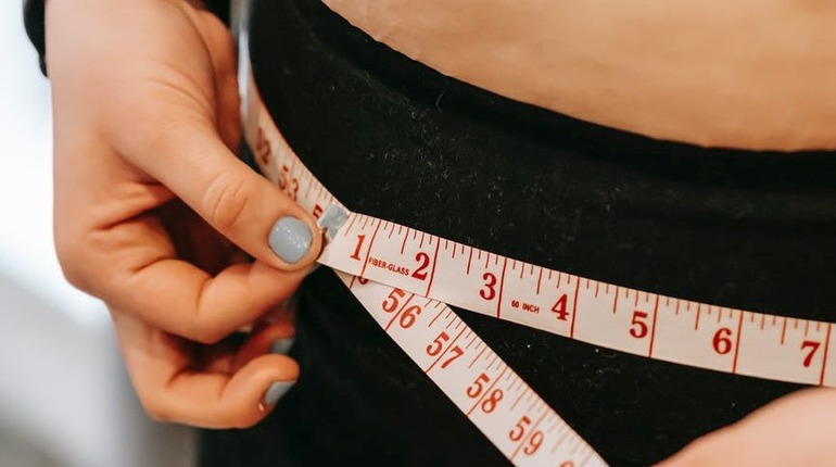 Причины, по которым жир откладывается на животе и боках