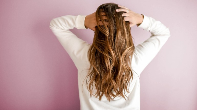 Трихолог назвала две основные причины выпадения волос
