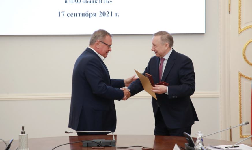 Беглов вручил главе ВТБ почетный знак за заслуги перед Петербургом