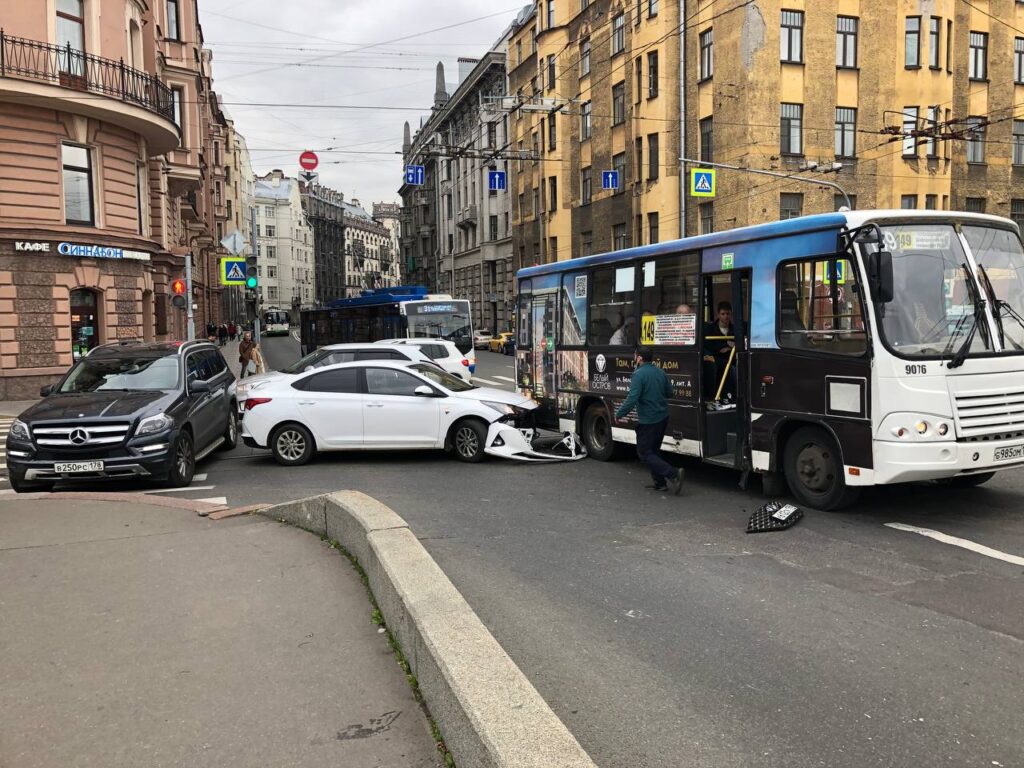 Авария на Карповке. ДТП на наб р Карповки 16 . 11. Авария на Карповке сейчас. Аварии в СПБ сегоднявидио Мерседес на наб. р. Карповки.