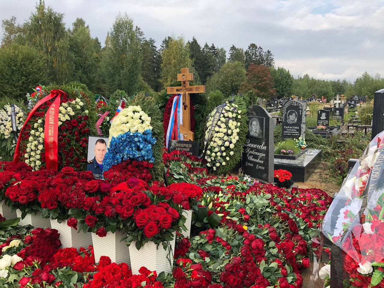 Памятник марьянову на кладбище фото