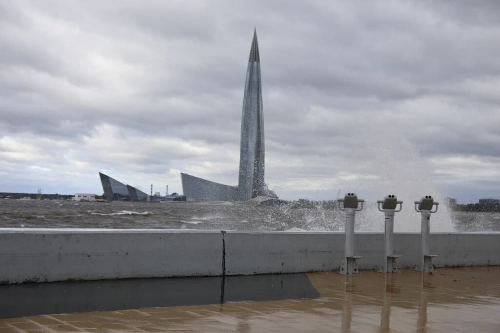 Спасатели предупредили жителей Петербурга об усилении ветра до 15 м/с