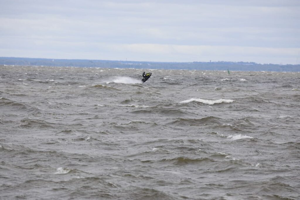 Сильный ветер до 15 м/с поднимет волны в Финском заливе на метр