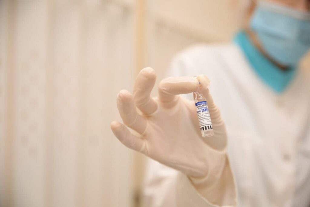 За минувшие сутки более 15 тысяч петербуржцев завершили цикл вакцинации от COVID-19