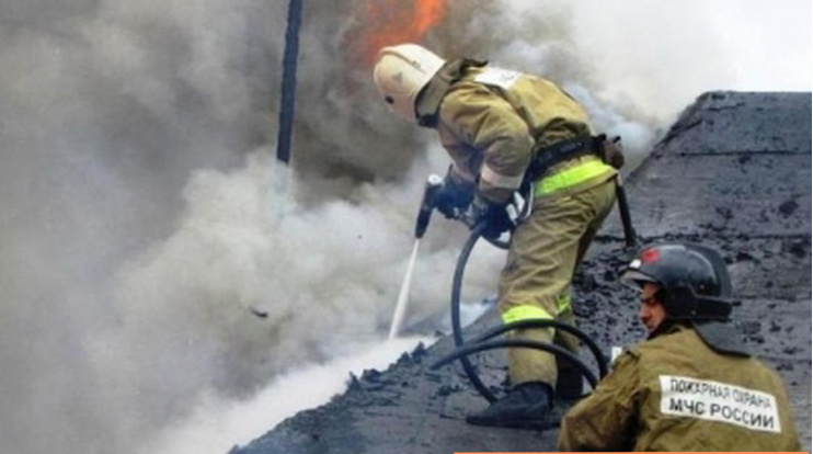 Ранним утром вторника пожарные тушили гараж в Колпинском районе