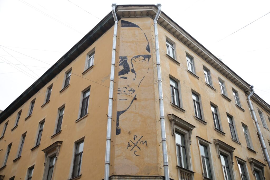 Граффити с портретом Хармса заменяет светопроекцией
