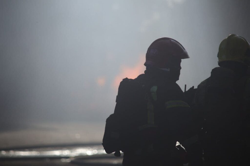Пожарные в ночи 40 минут тушили пожар в здании на Кожевенной