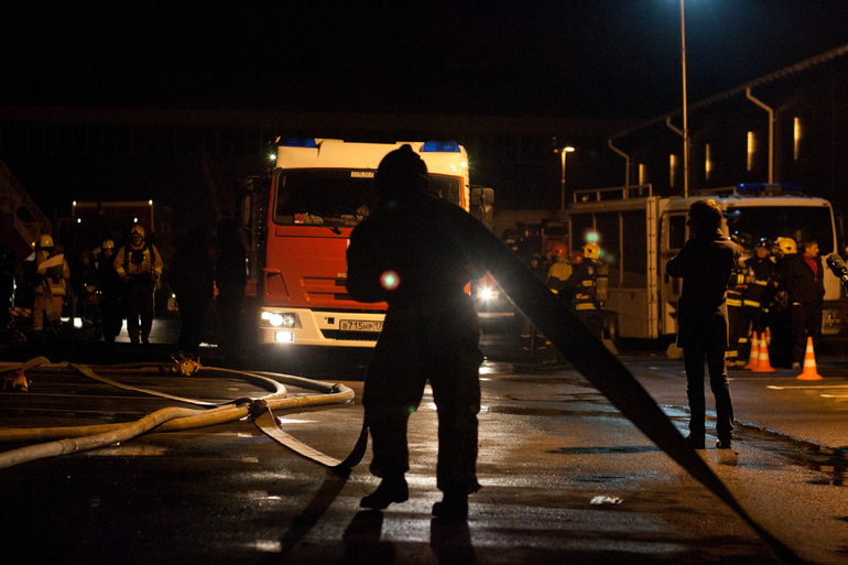 В Невском районе 30 пожарных боролись с огнем в продуктовом магазине