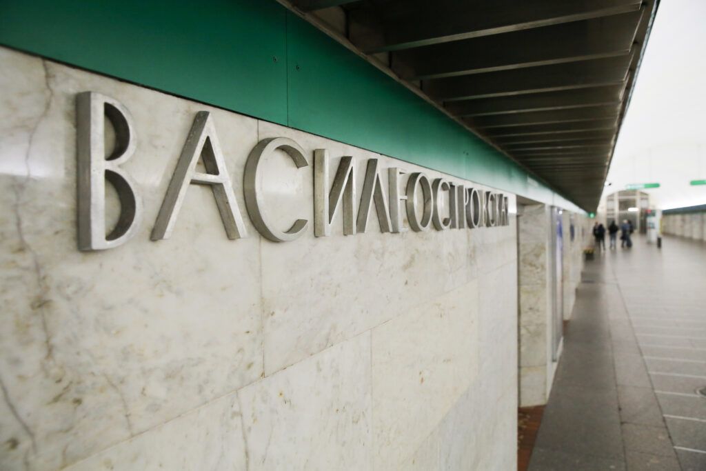 Вход на станцию &#171;Василеостровская&#187; будут закрывать по утрам с 2 мая по 17 сентября