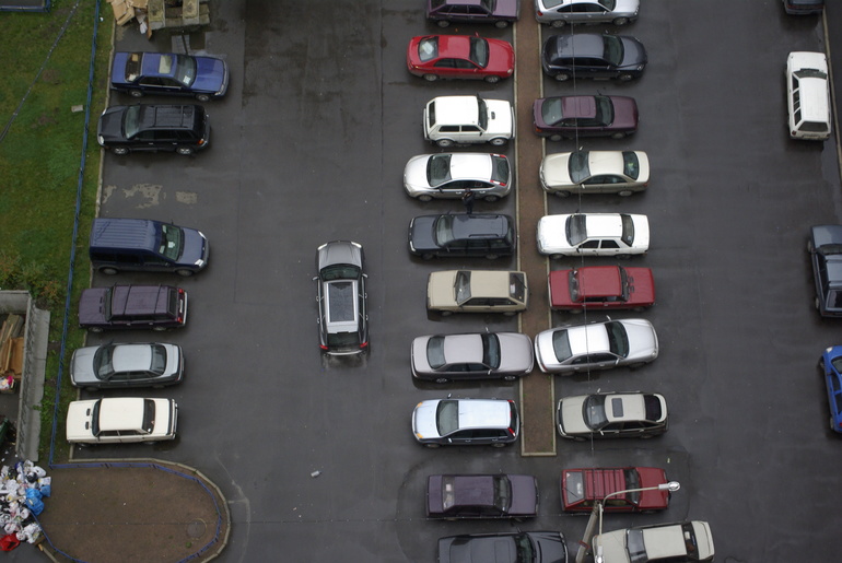 На Крестовском острове начали обустройство платной парковки
