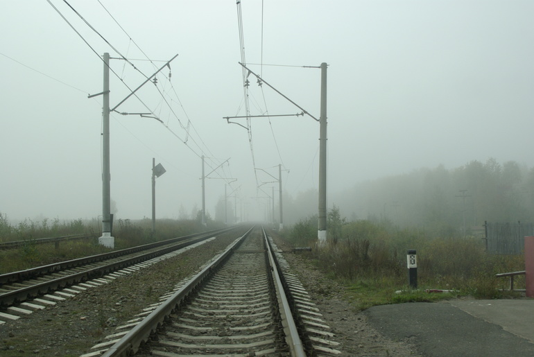 Поезд насмерть сбил мужчину в наушниках на железной дороге в Петербурге