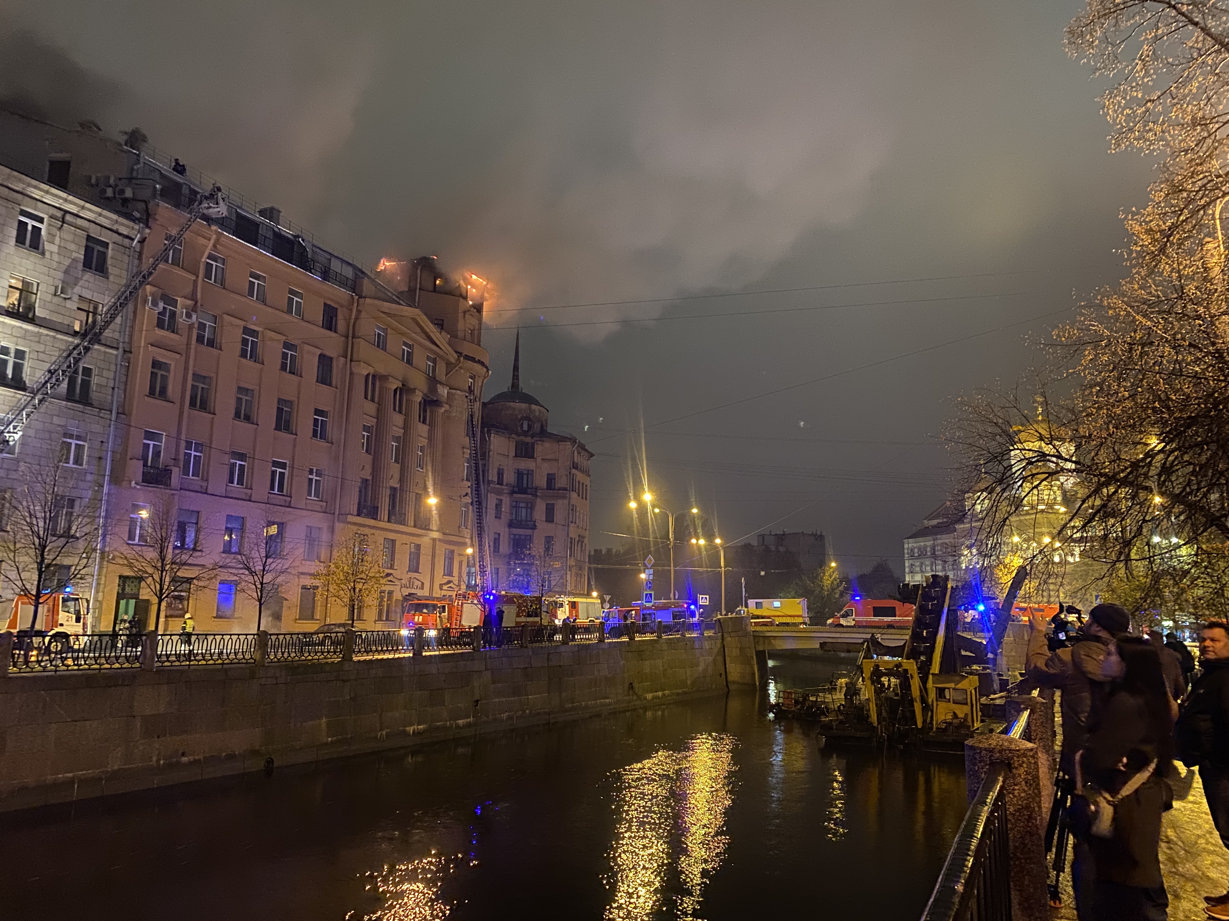 Пламя охватило столетнюю башню дома Чубакова: фото | 09.10.2021 |  Санкт-Петербург - БезФормата