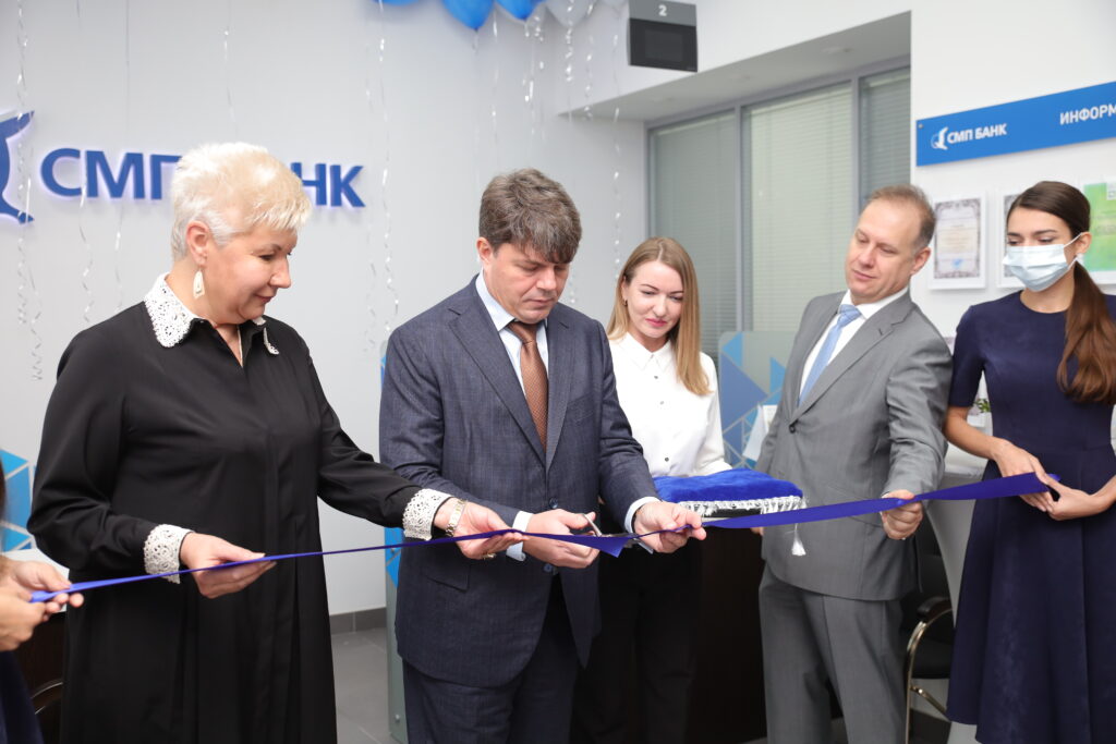 Банк с человеческим лицом: новый «легкий» офис СМП Банка заработал на проспекте Энгельса