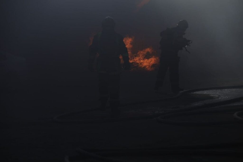 Спасатели вынесли тело после пожара на чердаке дома на бульваре Новаторов