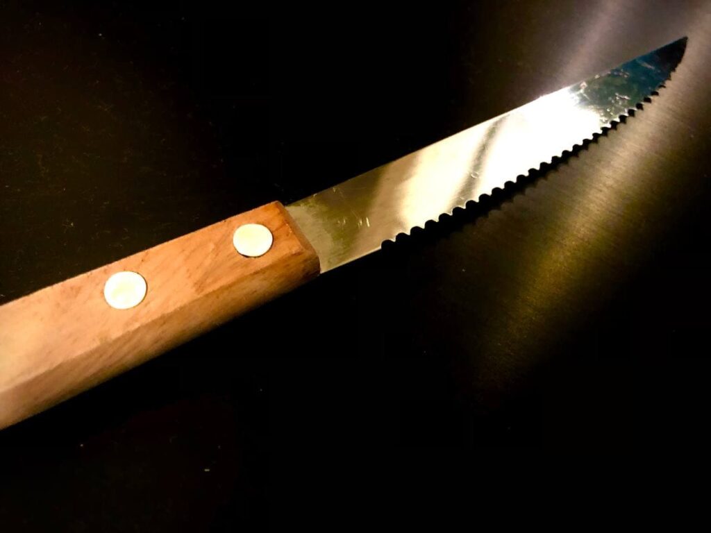 После пьяных посиделок с возлюбленной мужчину на улице Комсомола нашли с ножом в груди