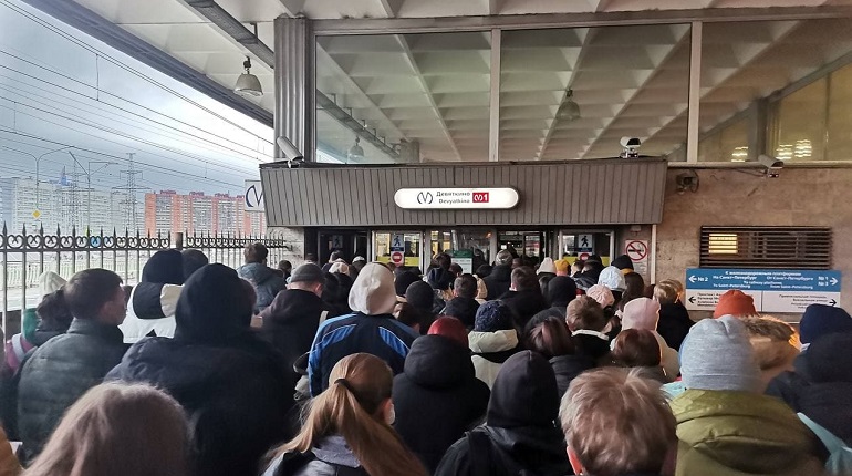 Петербуржцы выстроились в очереди в метро из-за сбоя безналичной оплаты