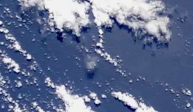 С борта МКС засняли кубический НЛО, выходящий из океана в космос