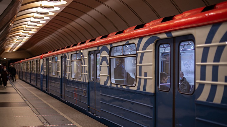 В Москве голый пассажир метро прятался от полиции на крыше вагона