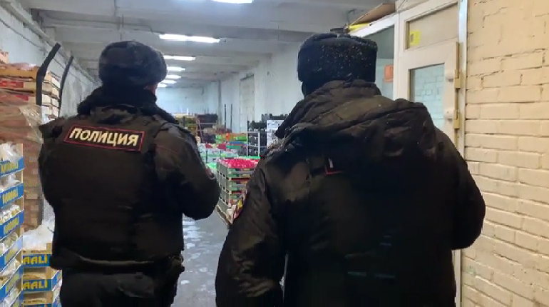 Более 130 человек задержали после рейда по овощебазам на Софийской