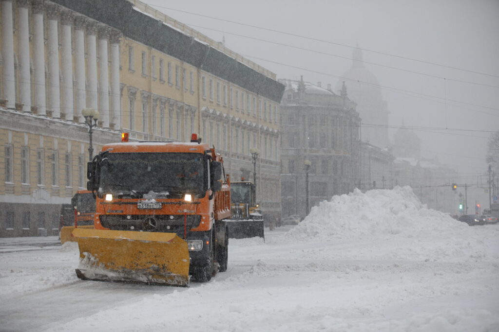 За минувшие сутки с улиц Петербурга вывезли более 48 тысяч &#171;кубов&#187; снега: на 4 тысячи больше, чем днем ранее