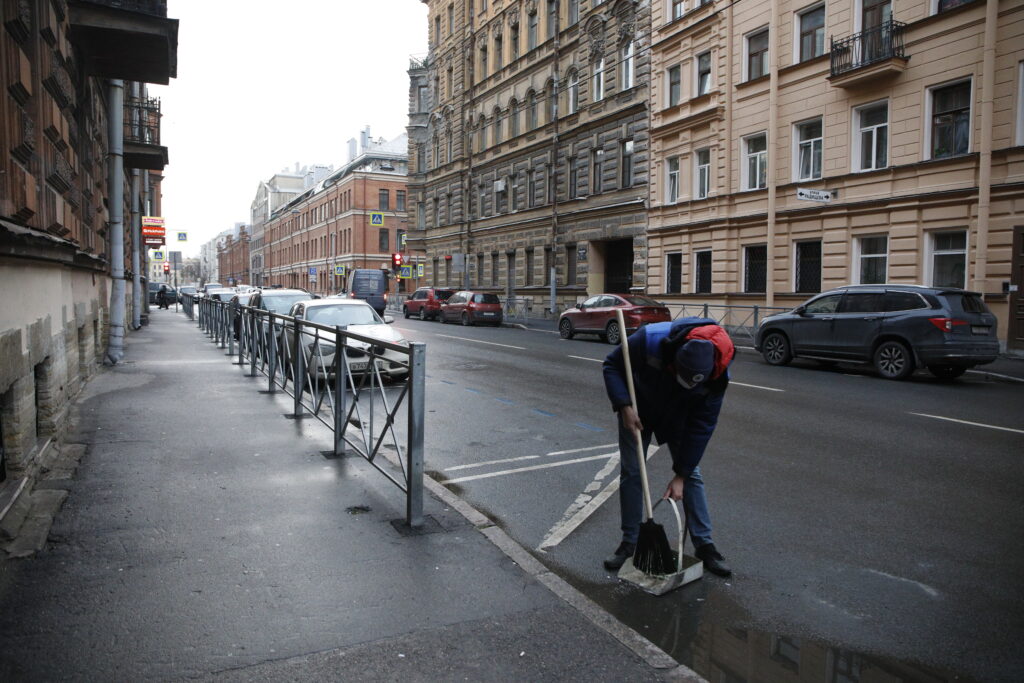 Петербуржцам рассказали, куда жаловаться на плохую уборку дворов и улиц
