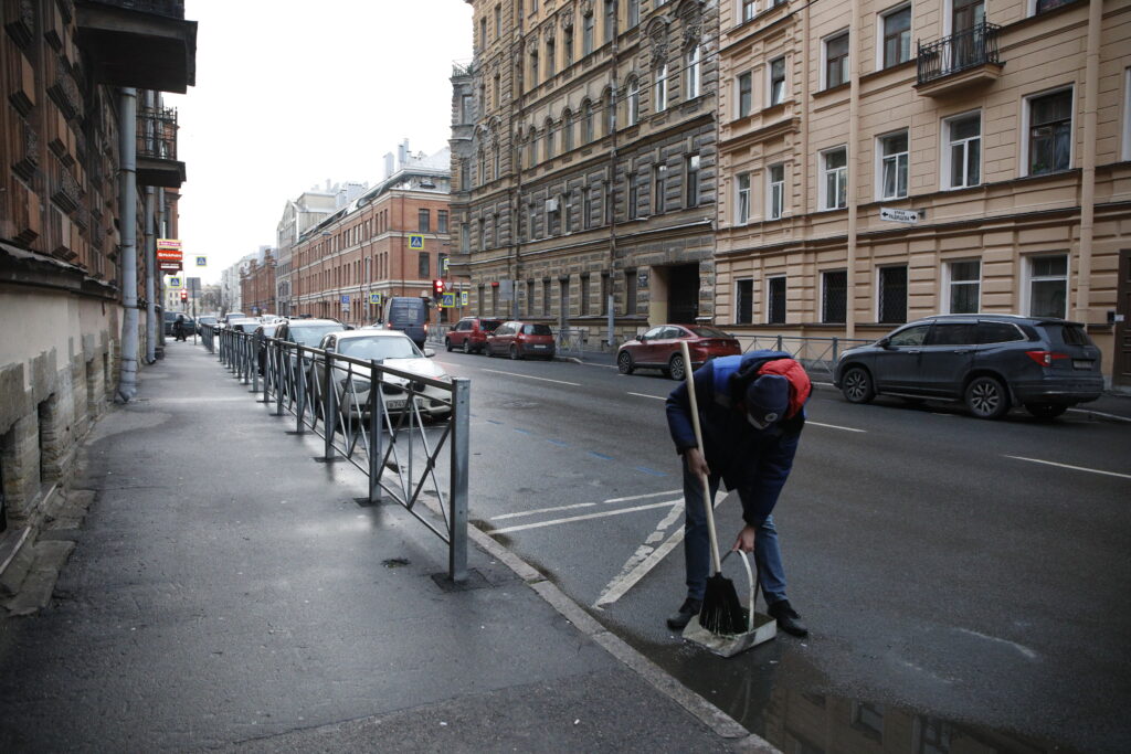 Вакансия дворник петербург. Питерские дворники. Street Sweeper фотосессия. Дворник фото Питер звезда. Зарплата дворника в СПБ.