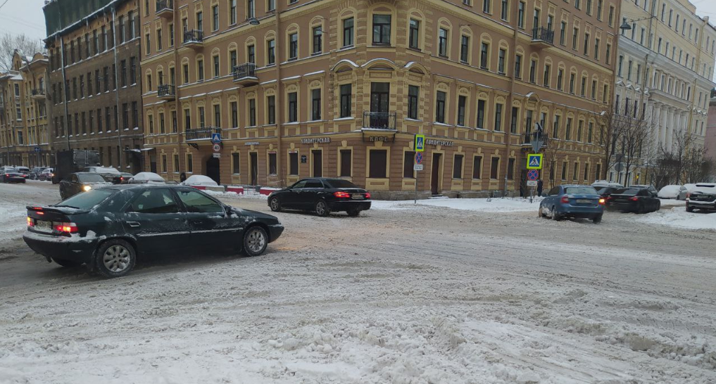 В Петербурге на неочищенных от снега дорогах произошло более 20 аварий