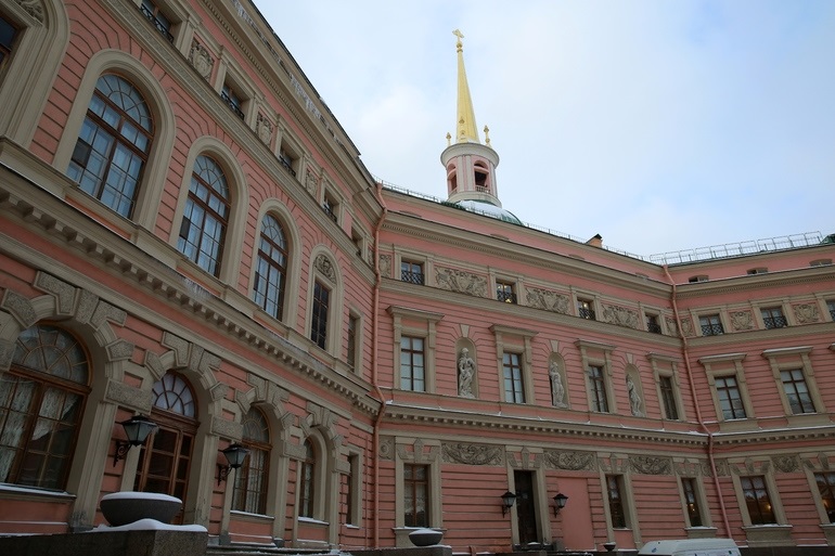 Церковь михайловского замка. Церковь Михайловского замка в Санкт-Петербурге. Восточный павильон Михайловского замка. Михайловский замок со стороны садовой улицы. Выставка в Михайловском замке.