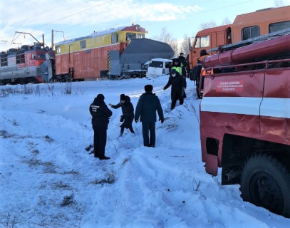 Трое детей погибли при столкновении автомобиля со снегоуборочным поездом в Алтайском крае