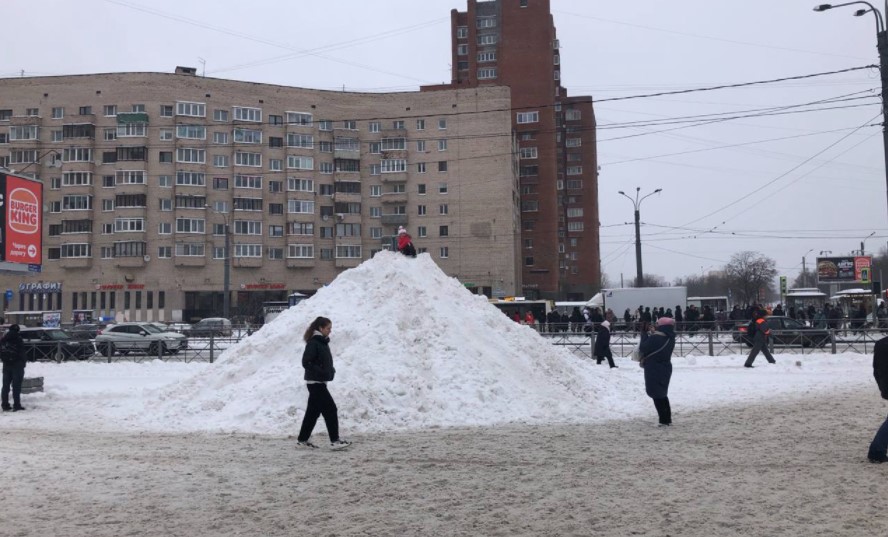 Снежный коллапс, вымогательство 1,5 млн у тренера СКА, задержки самолетов и поездов: главное в Петербурге 30 ноября