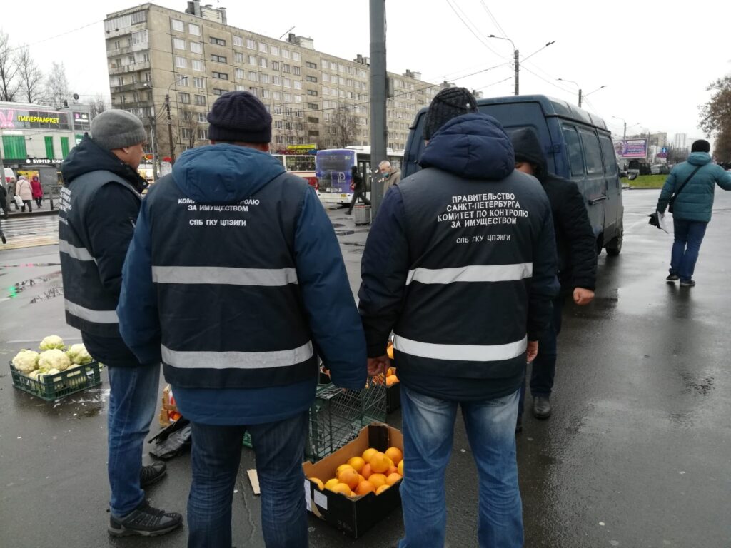 Торговля санкт петербурга. Незаконная торговля у метро Ломоносовская. Облавы на предприятиях СПБ. Комитет по транспорту СПБ рейд. Незаконная торговля в метро рисунки.