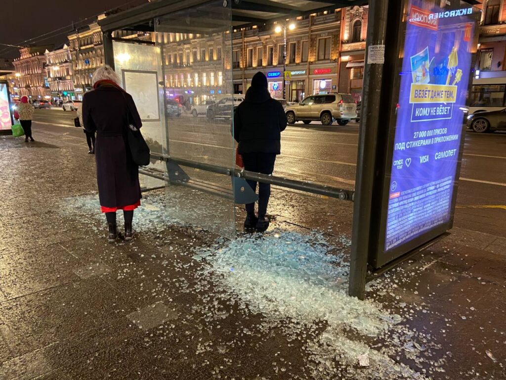 В центре Петербурга кто-то разбил автобусную остановку