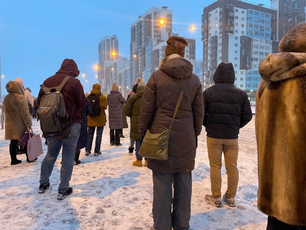 Предприимчивые автовладельцы предлагают застрявшим на остановках петербуржцам доехать до метро за 50 рублей