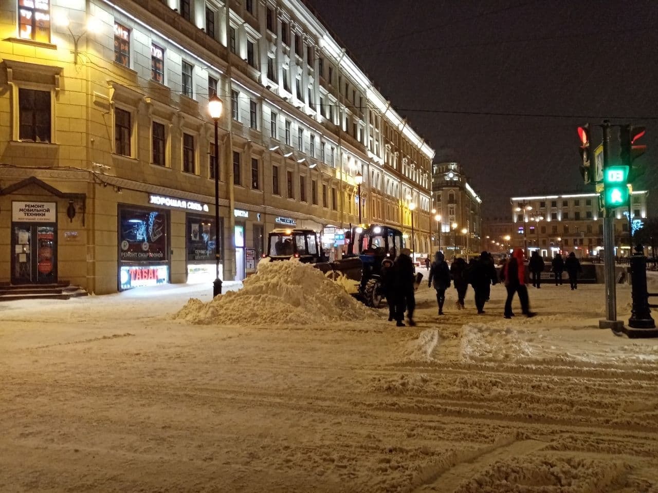 Сугробы по колено, пробки и застрявшие маршрутки — так Петербург убирает  тысяча спецмашин | 30.11.2021 | Санкт-Петербург - БезФормата