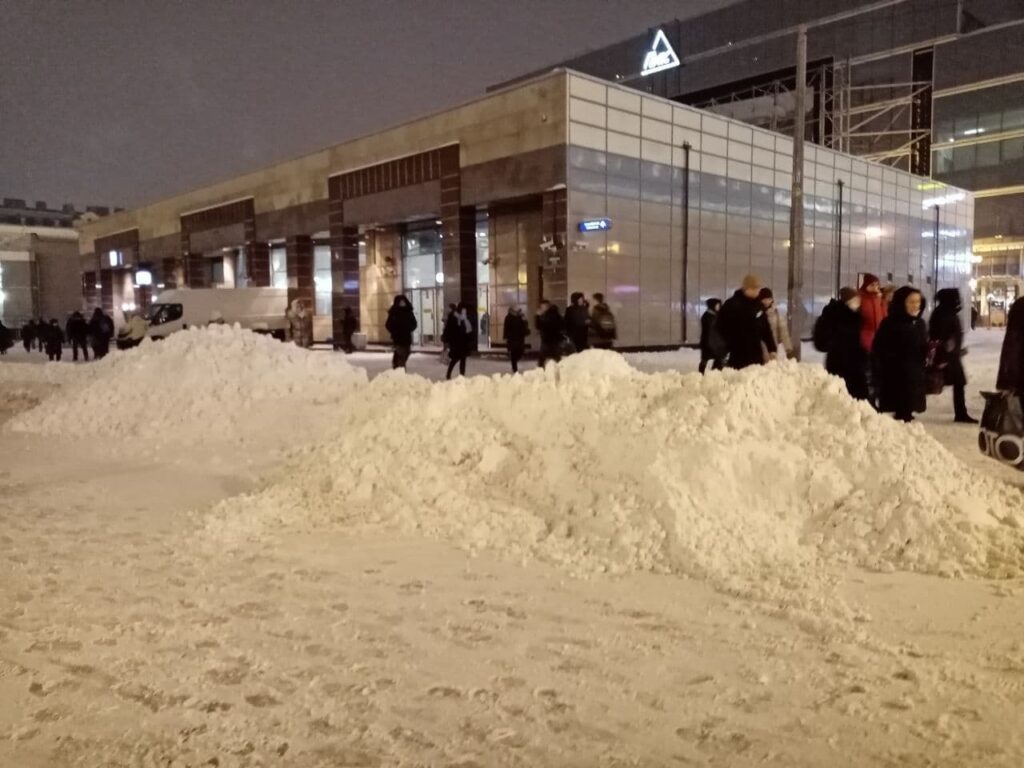 В Петербурге убирают снег с улиц, но это особо не помогает | 30.11.2021 |  Санкт-Петербург - БезФормата