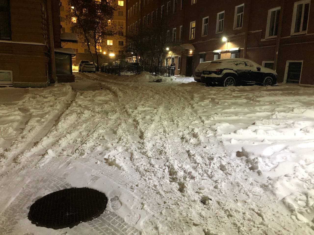 Выпал снег воскресенье. Снег малый в городе. Петербург утопает в снегу. Москва утопает в снегу. Снегопады во дворах СПБ фото.