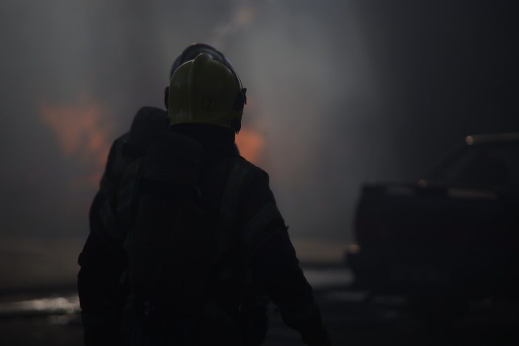 Петербургские пожарные потушили возгорание в гараже на Софийской за 20 минут