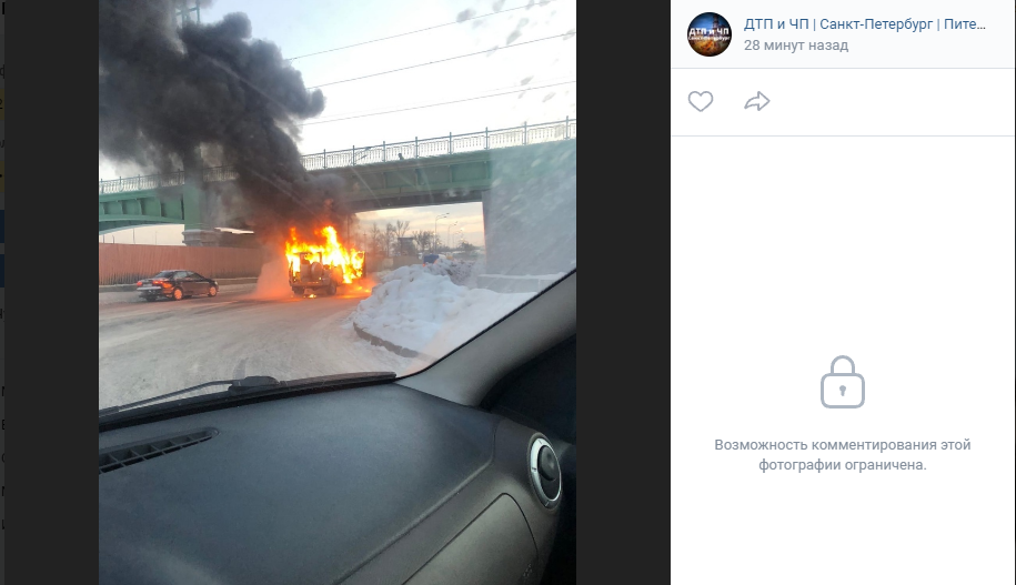 Водитель выпрыгнул из горящей машины на Пулковском шоссе
