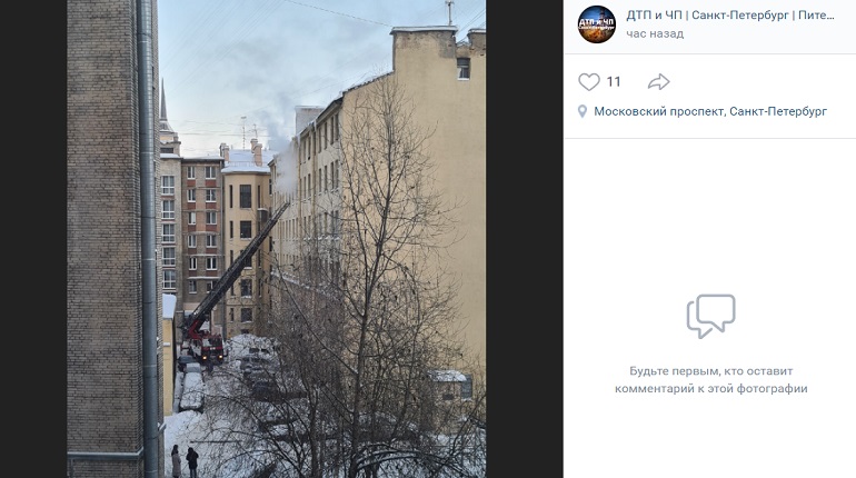 На Смоленской улице загорелась квартира, очевидцы пишут о большом количестве &#171;скорых&#187; рядом