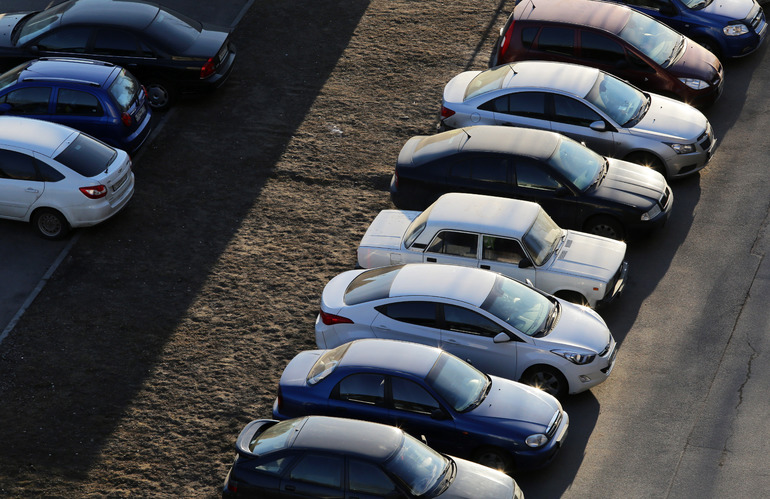 В Петербурге за год продажи автомобилей упали на 80%