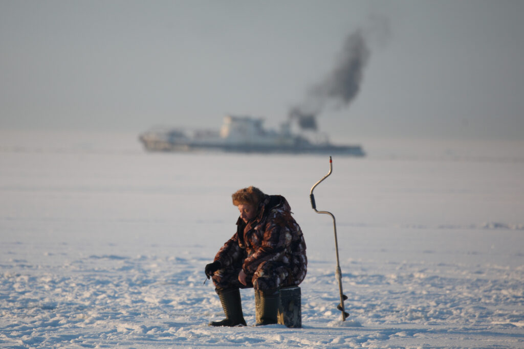 В Петербурге с тающего льда прогнали две сотни рыбаков и парочку подростков