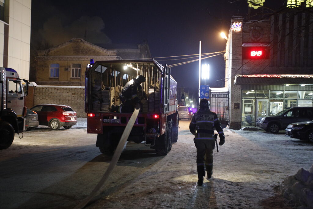 Ранг пожара в Кировском районе снижен до 2-го: идёт тушение 600 &#171;квадратов&#187;