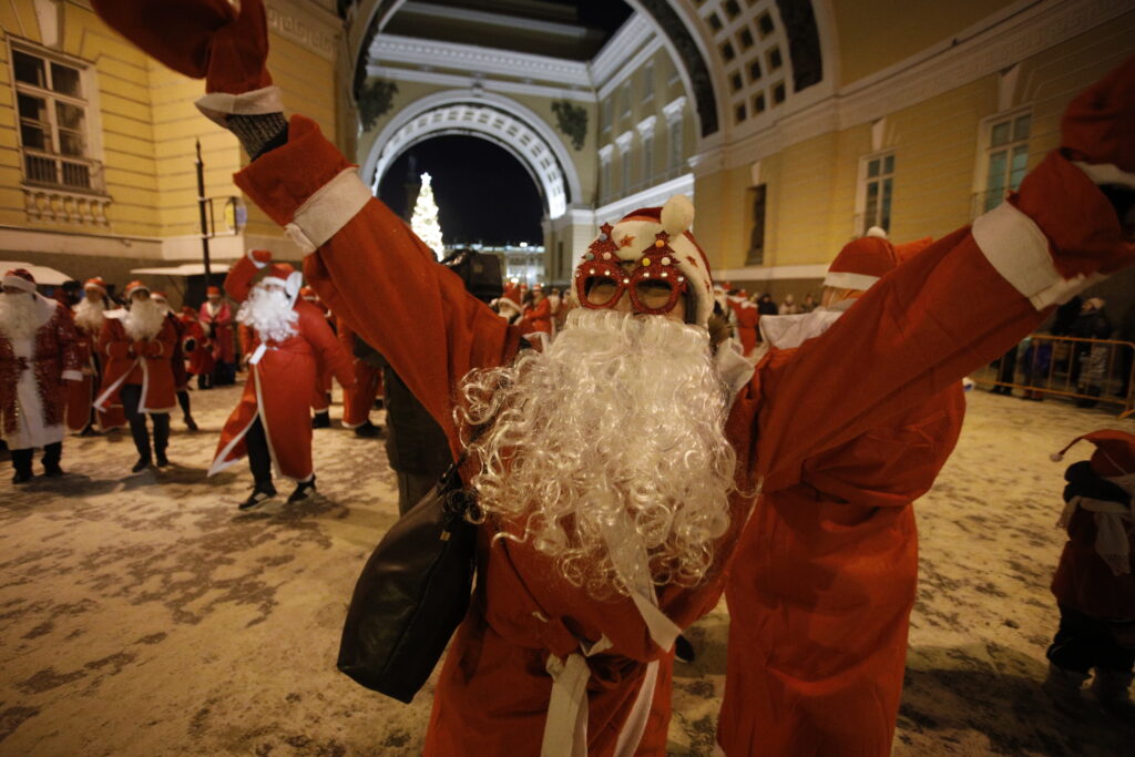 Более тысячи Дедов Морозов пробежались по Дворцовой площади